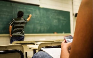 Uso de celulares en clase: 1 de cada 3 estudiantes se distrae, según PNUD