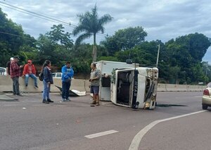 Choque en cadena en la ruta PY02 tras vuelco previo genera caos vehicular en Ypacaraí