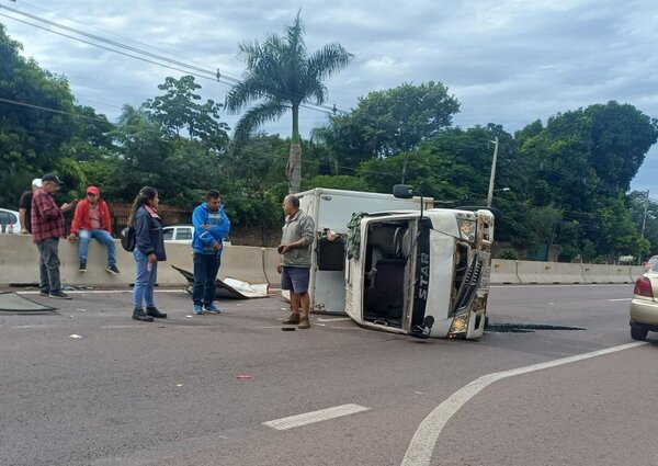 Choque en cadena en la ruta PY02 tras vuelco previo genera caos vehicular en Ypacaraí