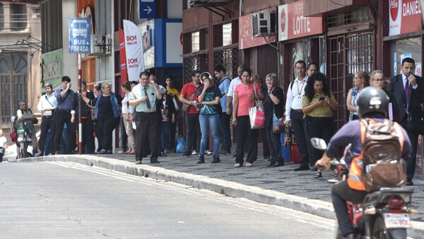 Viceministerio de Transporte anuncia controles y multas por reguladas, pero recién desde el 18 de mayo