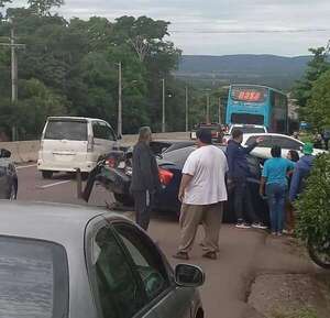 Vuelco de camión derivó en choque múltiple en Ypacaraí: milagrosamente, solo hubo daños materiales - Nacionales - ABC Color