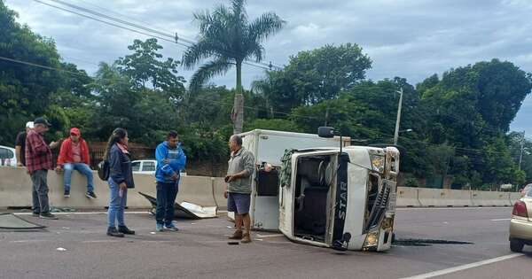 Diario HOY | Accidente múltiple en Ypacaraí: 7 vehículos y 1 colectivo involucrados