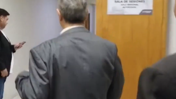 Supuesto título falso: "Andá preguntale a la universidad", responde Esgaib