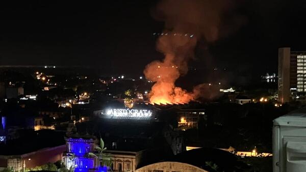 Reportan incendio de grandes proporciones en local de Cañas Paraguayas