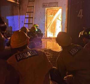 Video: voraz incendio consume depósito en Loma San Jerónimo - Policiales - ABC Color