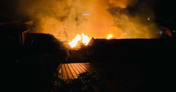 Diario HOY | Voraz incendio afecta depósito de Capasa en zona céntrica