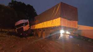Camión perdió el control y obligó a otro transportista a maniobrar para evitar colisión