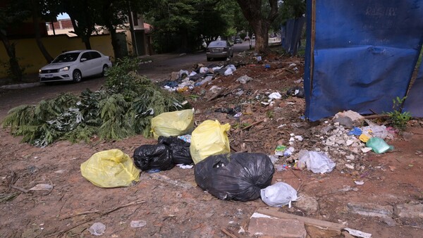 Bello presume que ya operan 100% de recolectores, pero basurales persisten