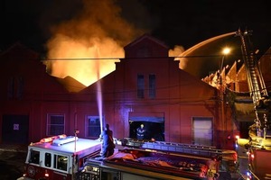 Voraz incendio destruyó depósito de CAPASA y movilizó a más de 60 bomberos
