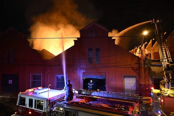 Voraz incendio destruyó depósito de CAPASA y movilizó a más de 60 bomberos
