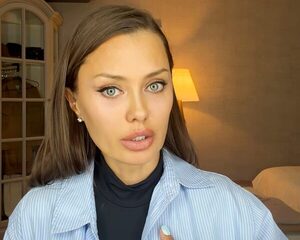 Una exconejita de Playboy criticó a Putin y obtuvo respuesta oficial