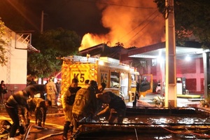 Persiste incendio en depósito de CAPASA y bomberos siguen combatiendo focos activos