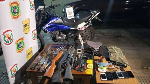 Allanamientos en 4 Mojones: detienen a dos hinchas de Olimpia y decomisan arsenal - Policiales - ABC Color