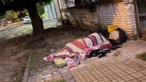 Decidió dormir en la vereda de su casa luego de pelearse con su mujer