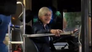 “Mi mayor ejemplo”: la emoción de una hija al ver a su mamá manejando un micro en plena jornada