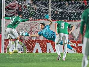Video: El penal que desvió Juan Espínola en el 1-1 de Barracas   - Copa Sudamericana - ABC Color