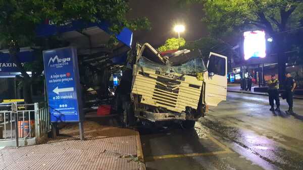 CDE: Se quedó dormido al volante y se llevó por delante varias casillas - ADN Digital