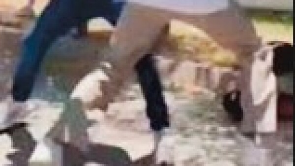 Le cacheteó a su hijo en el colegio por pelearse