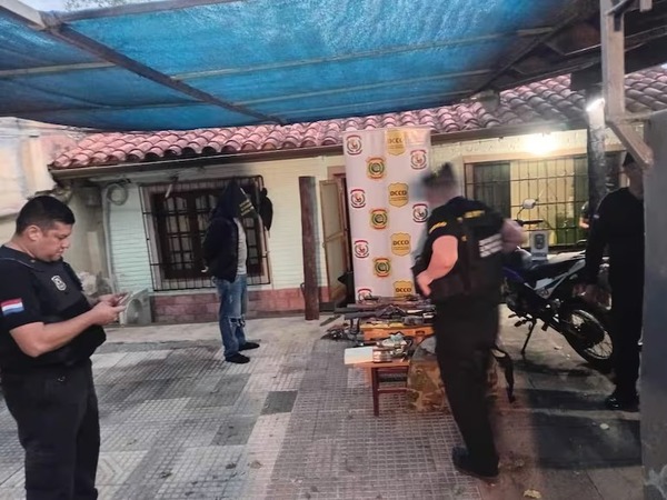 Allanamientos en 4 Mojones dejan dos detenidos e incautan armas de barras bravas - ADN Digital