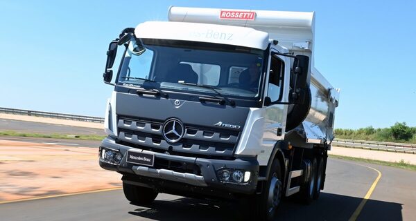 Mercedes-Benz presenta nuevos modelos Atego en Agrishow 2026 - Amigo Camionero