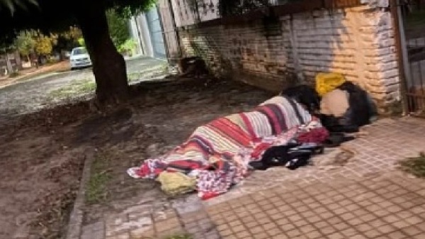 Hombre duerme en la vereda tras pelea de pareja