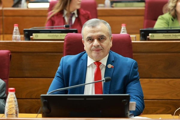 Paredes califica de inconstitucional el juramento de Carlos Liseras y anuncia pedido de nulidad