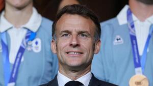 Macron sigue la broma de Carlos III ante Trump sobre qué lengua se hablaría en EEUU