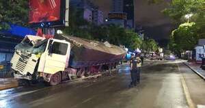 Diario HOY | Camionero ebrio provoca aparatoso choque en el microcentro de CDE