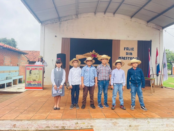 Docentes fueron agasajados por sus alumnos en jornada especial en barrio San Antonio - Concepción al Día
