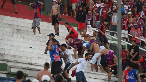 Video: Hinchas de Cerro difunden compilado de imágenes previo a disturbios en el clásico