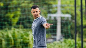 Derlis González resiente la lesión en la rodilla