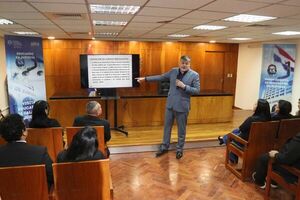 Alumnos de UNADES visitaron el Palacio de Justicia de Asunción