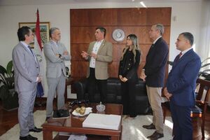 Ministro Víctor Ríos se reunió con representantes de la Fundación Moisés Bertoni