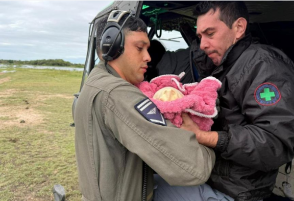 Trasladan vía aérea a beba afectada por inundaciones