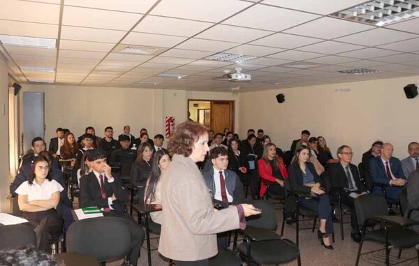 Realizan feria de libros y capacitación sobre bases de datos jurídicas en Encarnación