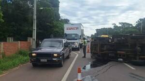 Susto en ruta PY02: Un tractocamión vuelca en Ypacaraí por fallas mecánicas