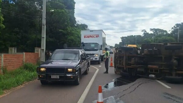 Susto en ruta PY02: Un tractocamión vuelca en Ypacaraí por fallas mecánicas