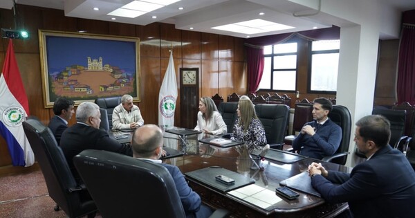 Fretes cuestiona a la empresa que ganó una licitación con la oferta más cara y reconoce la falta de medicamentos