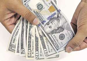 Dólar en retroceso: cae 6% frente al guaraní en lo que va del año y 22% en 12 meses - Economía - ABC Color