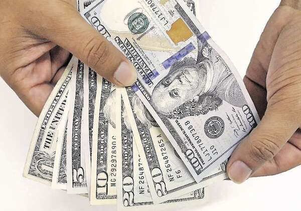Dólar en retroceso: cae 6% frente al guaraní en lo que va del año y 22% en 12 meses - Economía - ABC Color