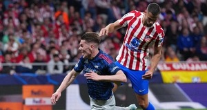 Atlético de Madrid y Arsenal dejan la serie abierta en un intenso empate