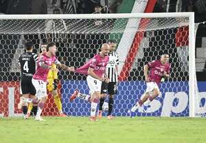 Carlos González se anota en un selecto grupo de paraguayos en registrar “hat-trick” de visitante - Copa Libertadores - ABC Color