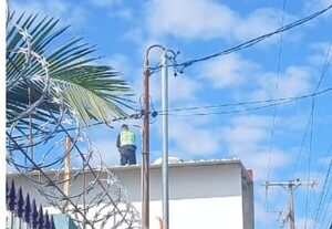 Popular / Estaba pintando una casa, tocó accidentamente un cable de alta tensión ha omanoite
