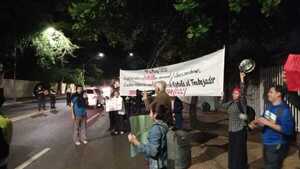 Trabajadores realizan cacerolazo para escrachar a Peña frente a Mburuvicha Róga