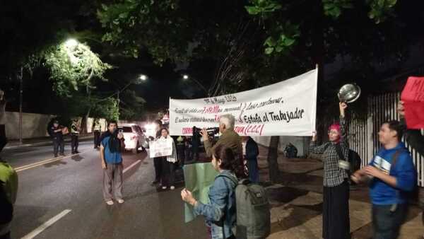 Trabajadores realizan cacerolazo para escrachar a Peña frente a Mburuvicha Róga