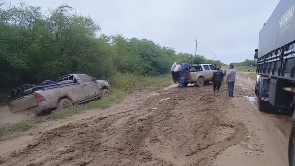 Alto Chaco: Caravana de graneleros y transganados, atrapados en el lodazal