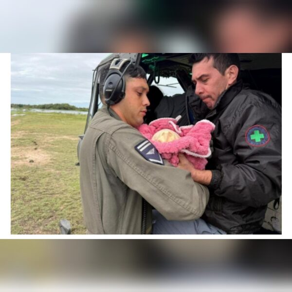 Popular / En inundaciones trasladaron con helicóptero a bebé recién nacido