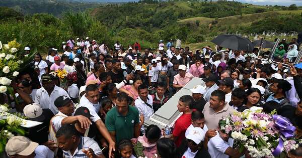 La Nación / Colombia: exmiembros de las FARC asumen atentado que dejó 21 muertos