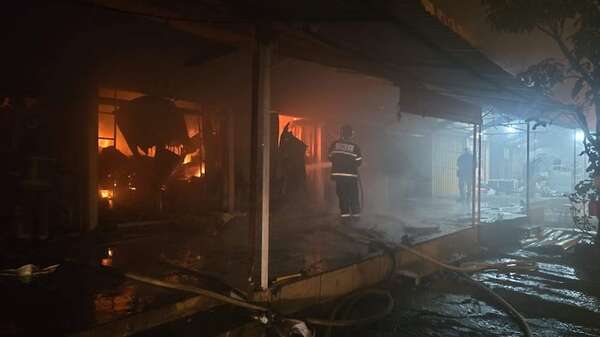 Incendio consume cinco casillas comerciales en Pedro Juan Caballero - Policiales - ABC Color