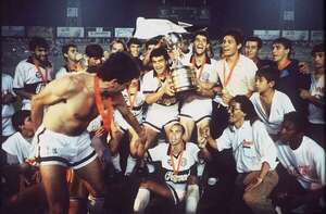 Olimpia contra Vasco en 1990, año de la conquista de la segunda Libertadores franjeada  - Olimpia - ABC Color